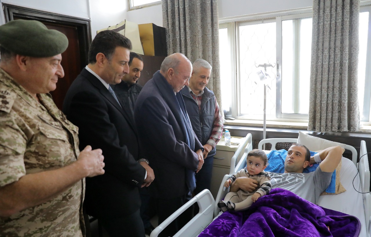 الفايز والصفدي يطمئنان على مصابي الأمن في المدينة الطبية