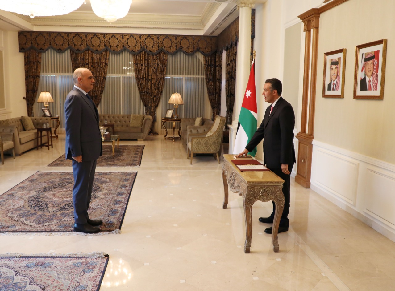 رئيسا مجلسي مفوضي "العقبة" و"الطاقة والمعادن" يؤديان اليمين القانونية أمام رئيس الوزراء