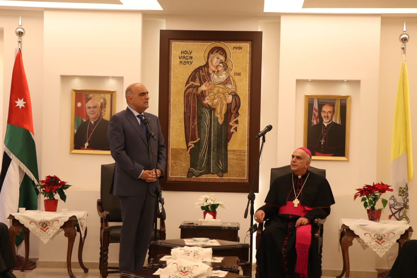 رئيس الوزراء يستهلُّ تهنئته للإخوة المسيحيين بالأعياد المجيدة بالترحُّم على أرواح شهداء الواجب