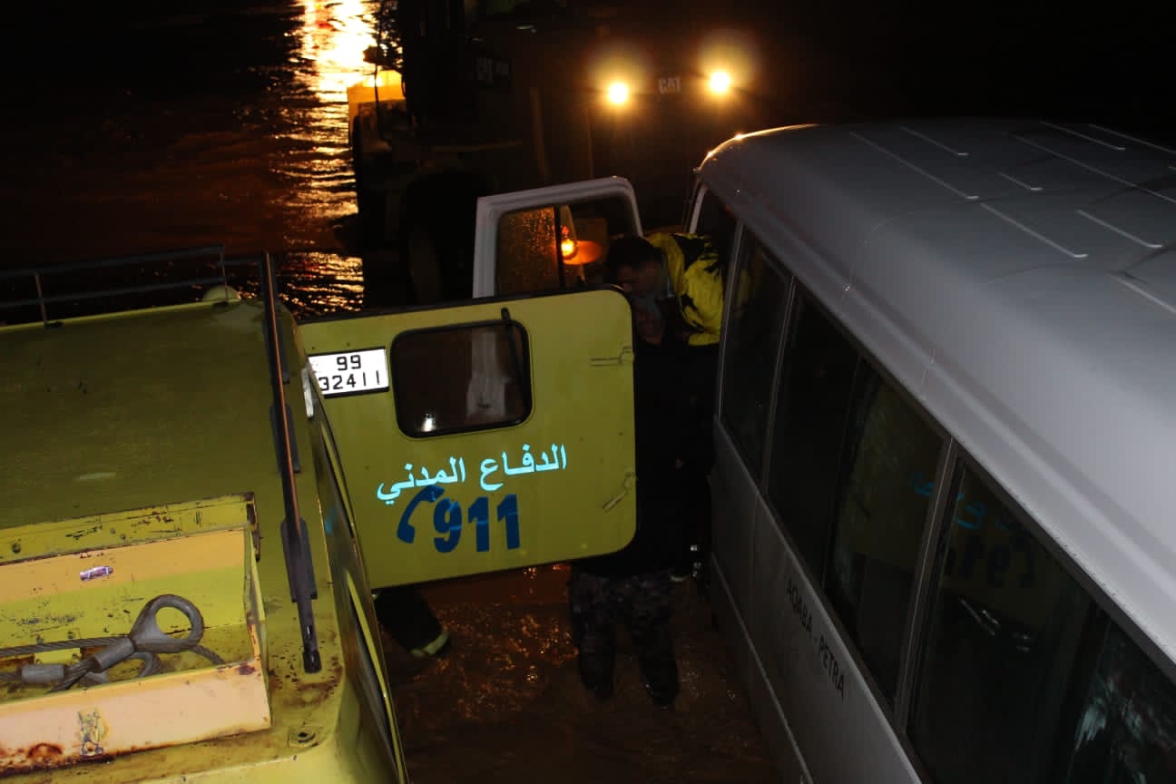 الدفاع المدني ينقذ ركاب حافلة بعد محاصرتهم بالسيول بمعان