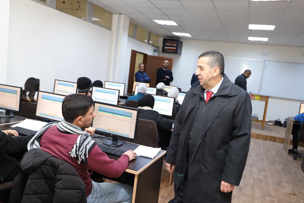 رئيس جامعة البلقاء التطبيقية يتفقد قاعات امتحان الشامل