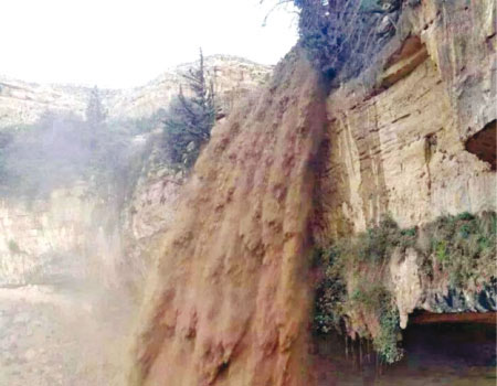 شلالة "العرش" في بصيرا تستعيد هديرها بفعل أمطار الخير