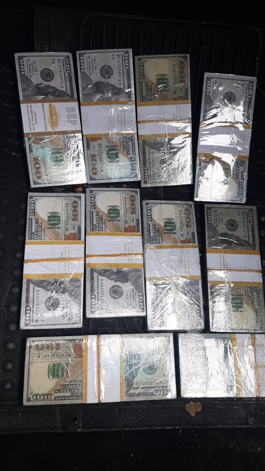 القبض على شخص بحوزته 200 ألف دولار مزورة