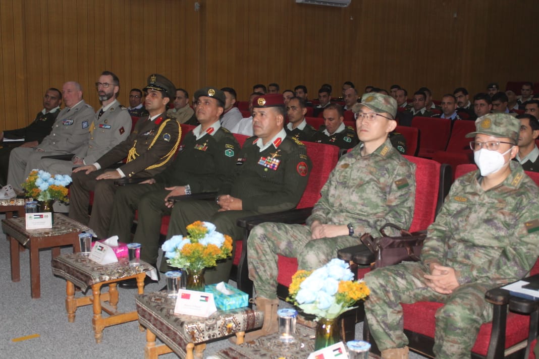 تخريج عدد من دورات اللغات الأجنبية في معهد اللغات العسكري