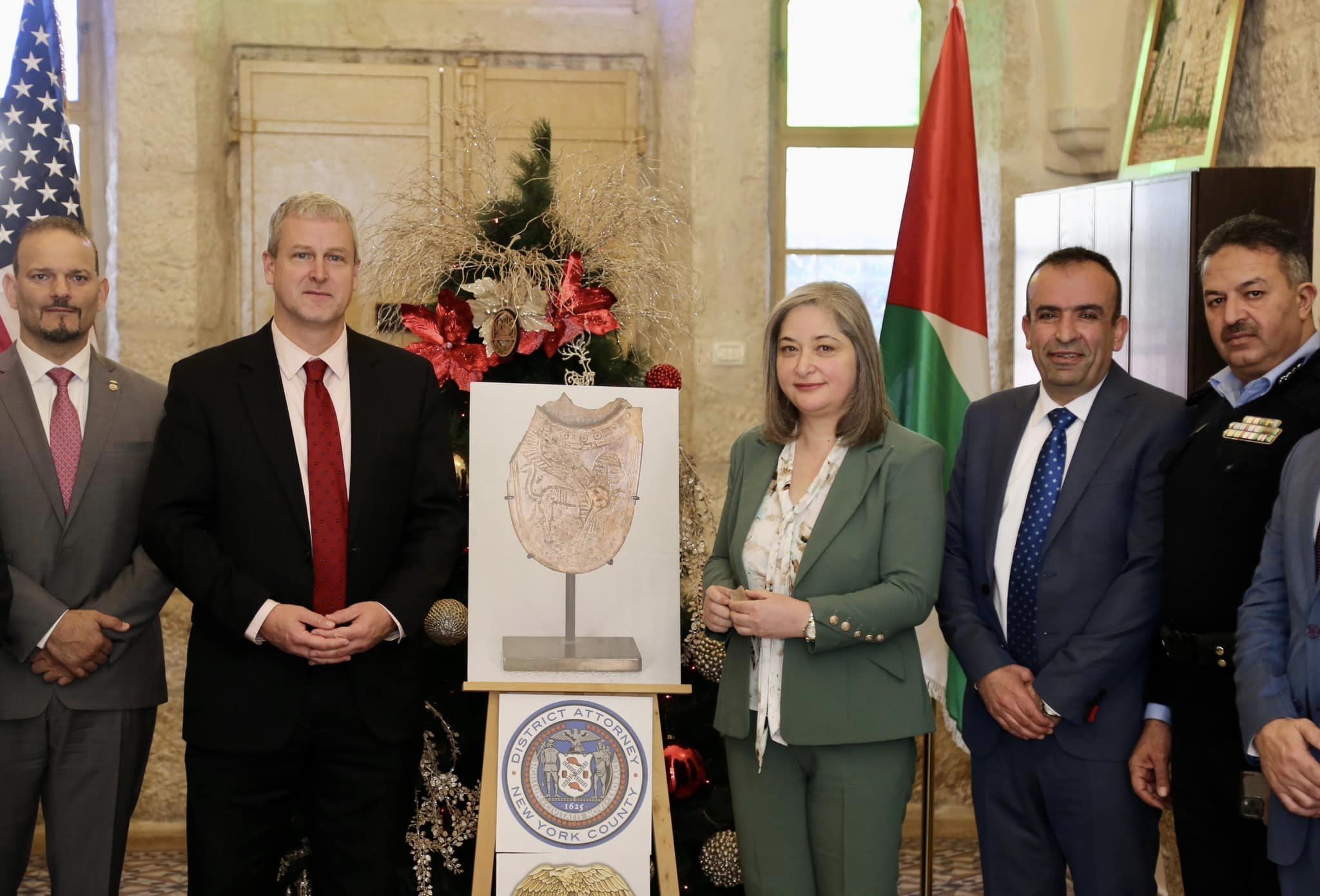 وزيرة السياحة الفلسطينية تتسلم قطعة أثرية تم تهريبها من فلسطين إلى أميركا