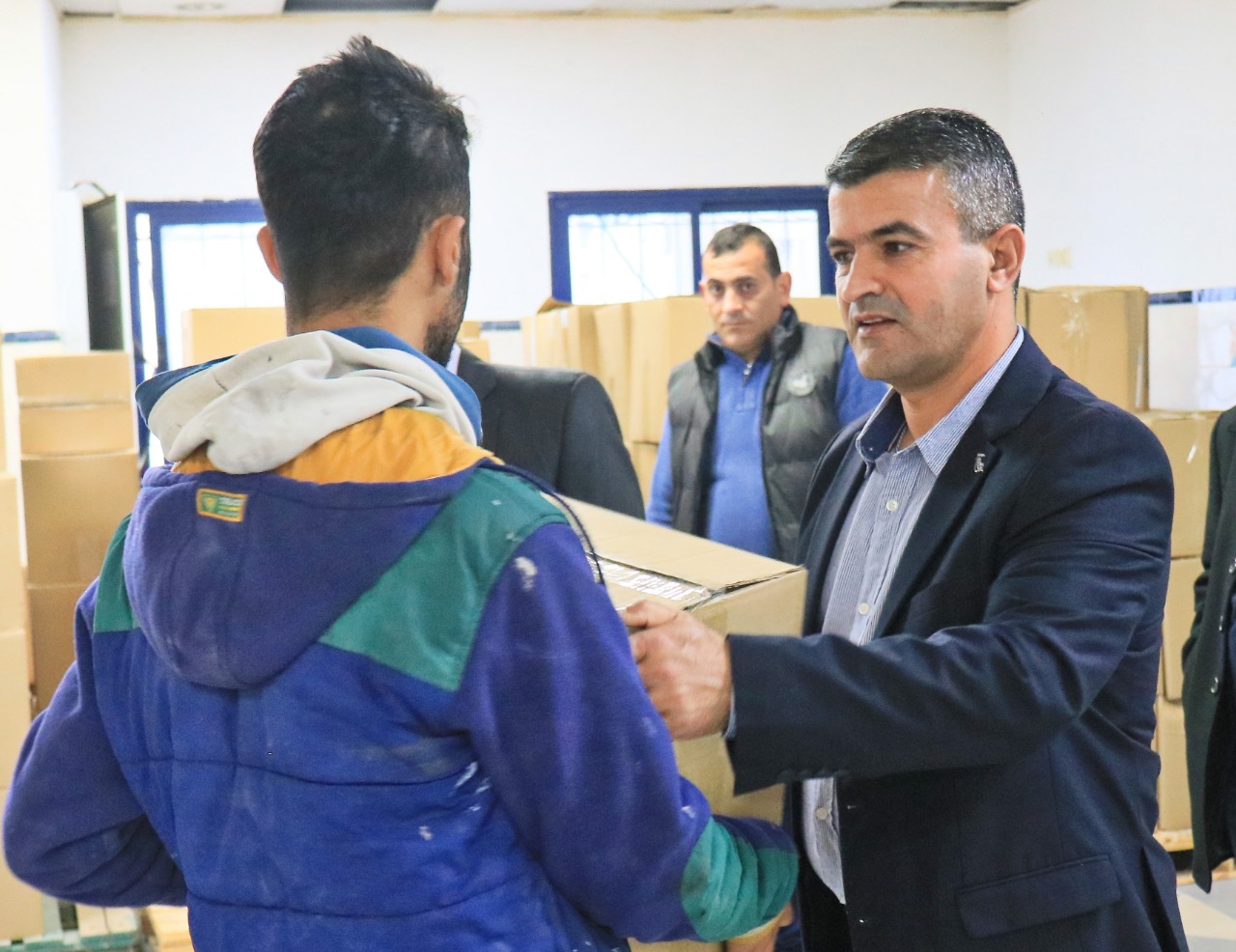 المستشفى الميداني الأردني غزة 73 يوزع مساعدات غذائية على أهالي القطاع