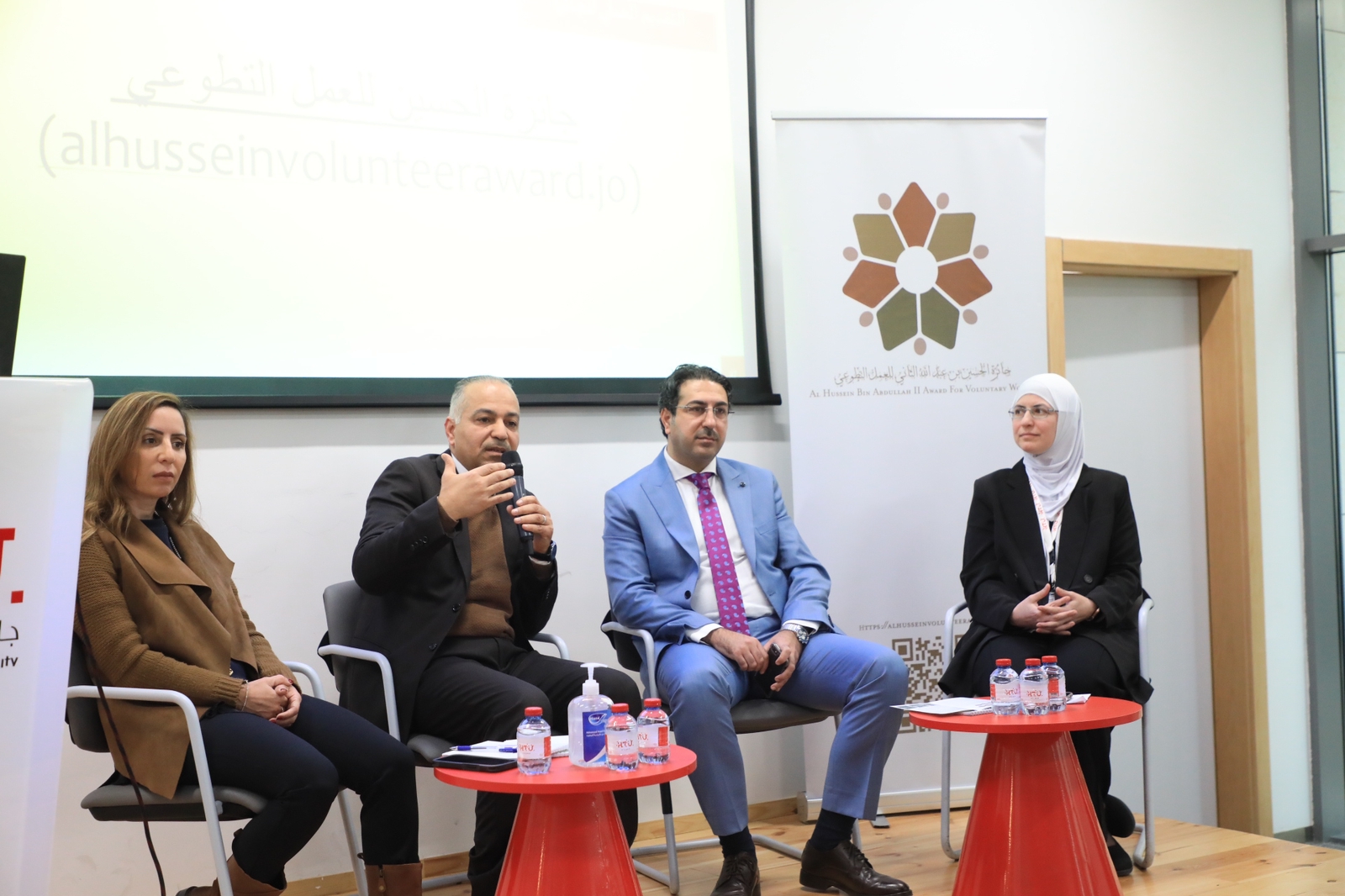 جلسات تعريفية لطلبة جامعتي الحسين التقنية وعمان العربية بجائزة الحسين للعمل التطوعي