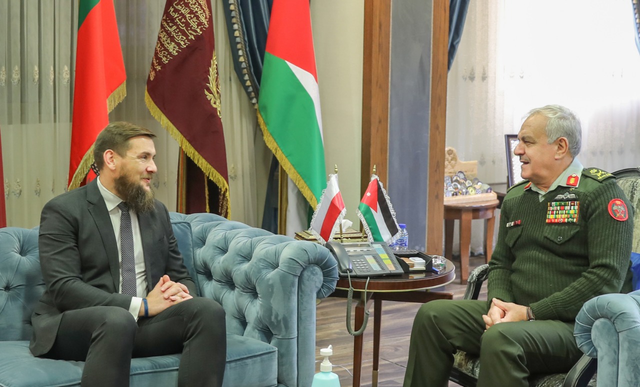 رئيس هيئة الأركان يلتقي السفير البولندي