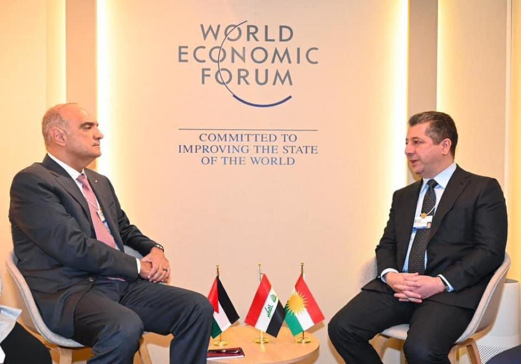 الخصاونة يلتقي قيادات سياسية واقتصادية في دافوس