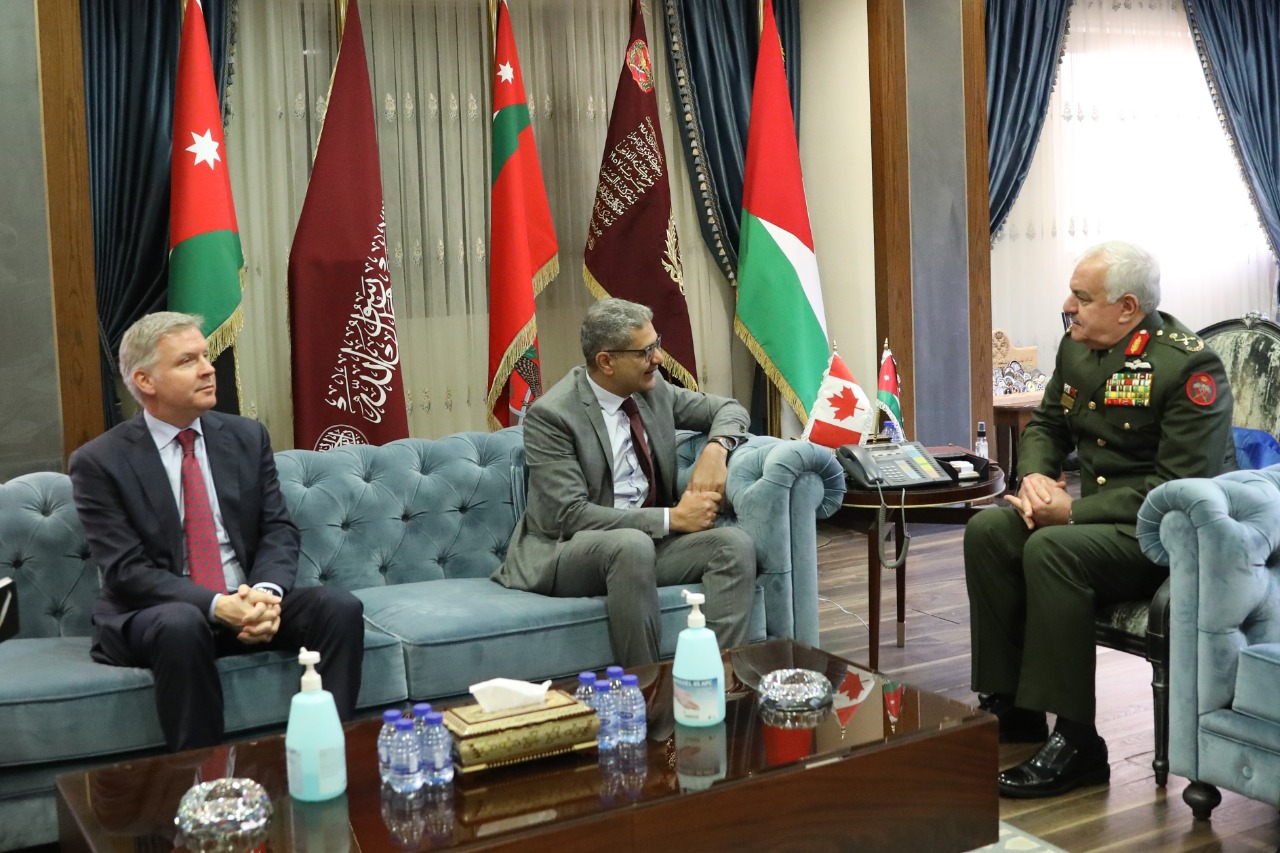 رئيس هيئة الأركان يلتقي السفير الكندي