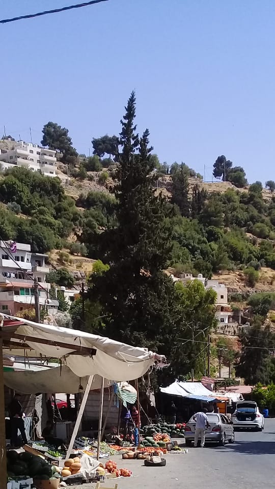 مطالبات بإيجاد حل لمشكلة تعدي البسطات في حسبة السلط على الطريق العام