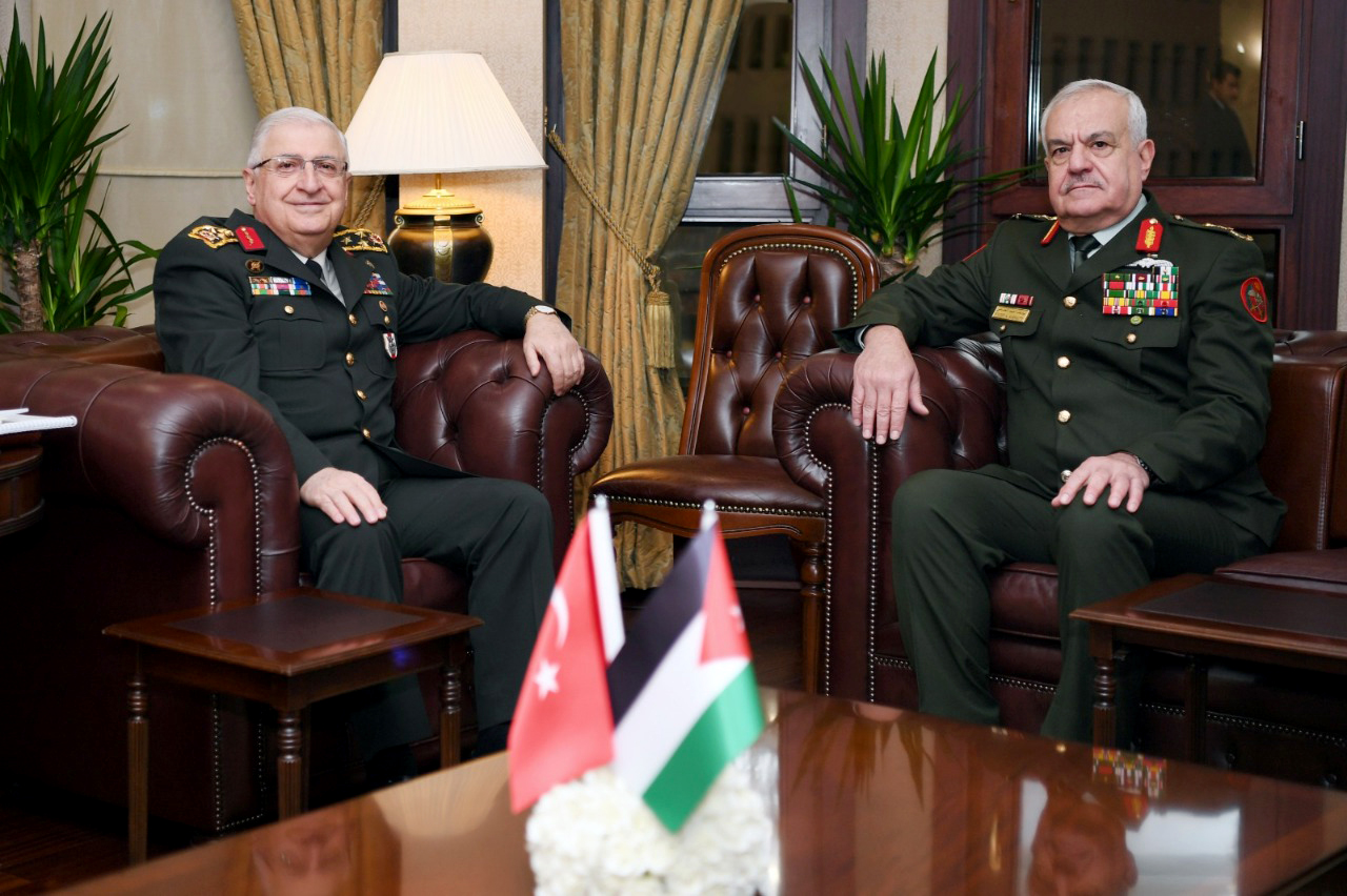 رئيس هيئة الأركان يلتقي نظيره التركي في أنقرة