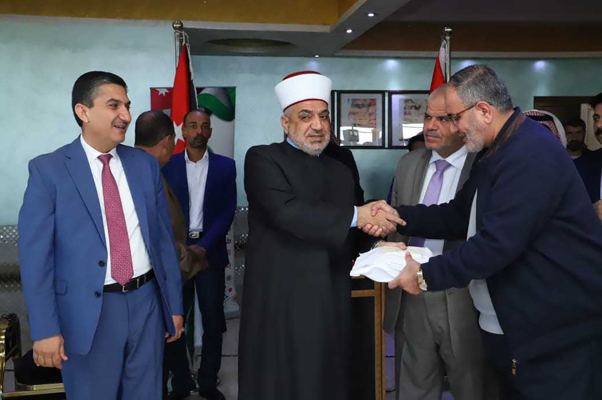 الخلايلة يفتتح الملتقى الخيري واليوم الطبي المجاني في سحاب