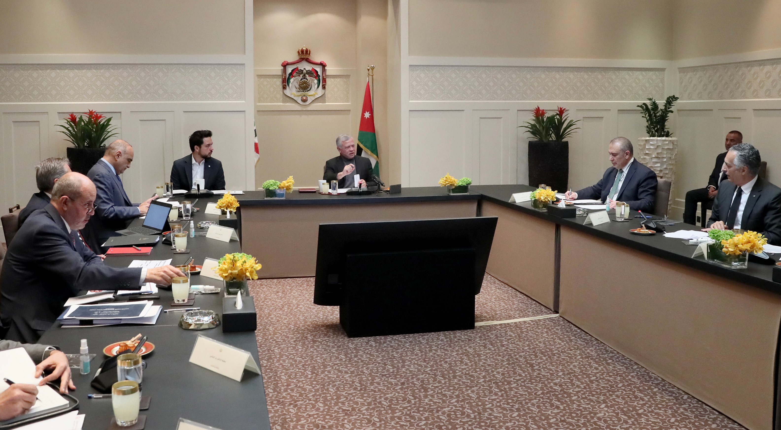 الملك يطلع على برنامج الحكومة لتنفيذ رؤية التحديث الاقتصادي في قطاعات الصناعة والعمل والسياحة