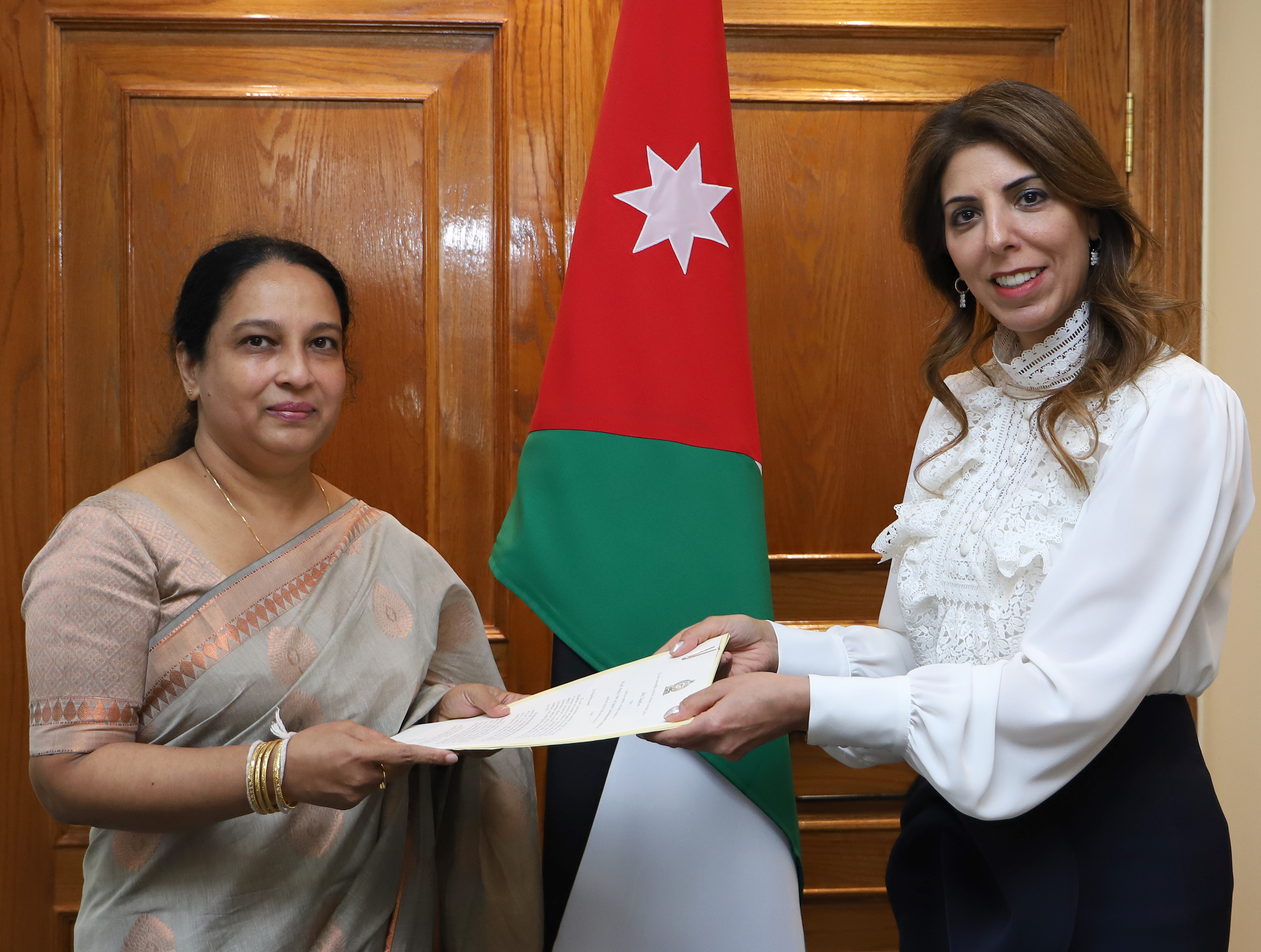 الخارجية تتسلم نسخة من أوراق اعتماد سفيرة سريلانكا