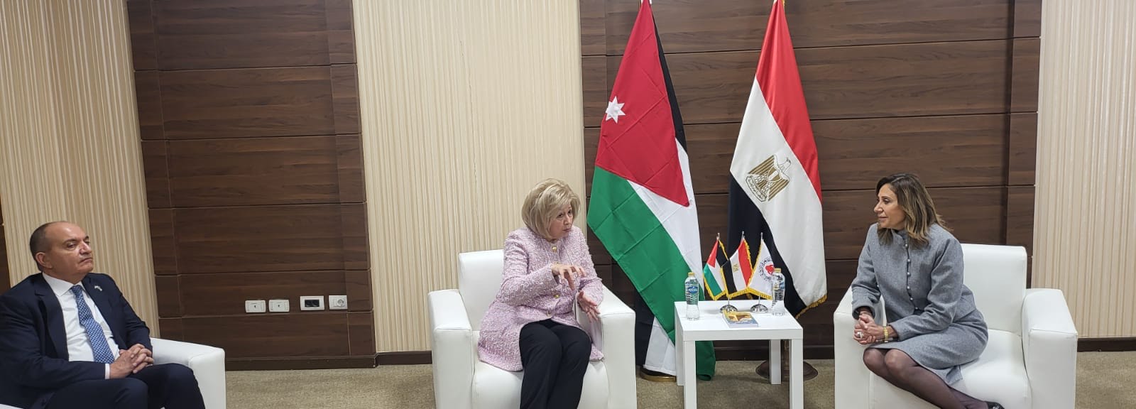 وزيرة الثقافة تلتقي نظيرتها المصرية ضمن فعاليات معرض القاهرة للكتاب