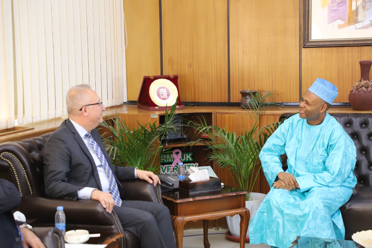 بحث التعاون الأكاديمي والعلمي بين اليرموك والسفارة النيجيرية