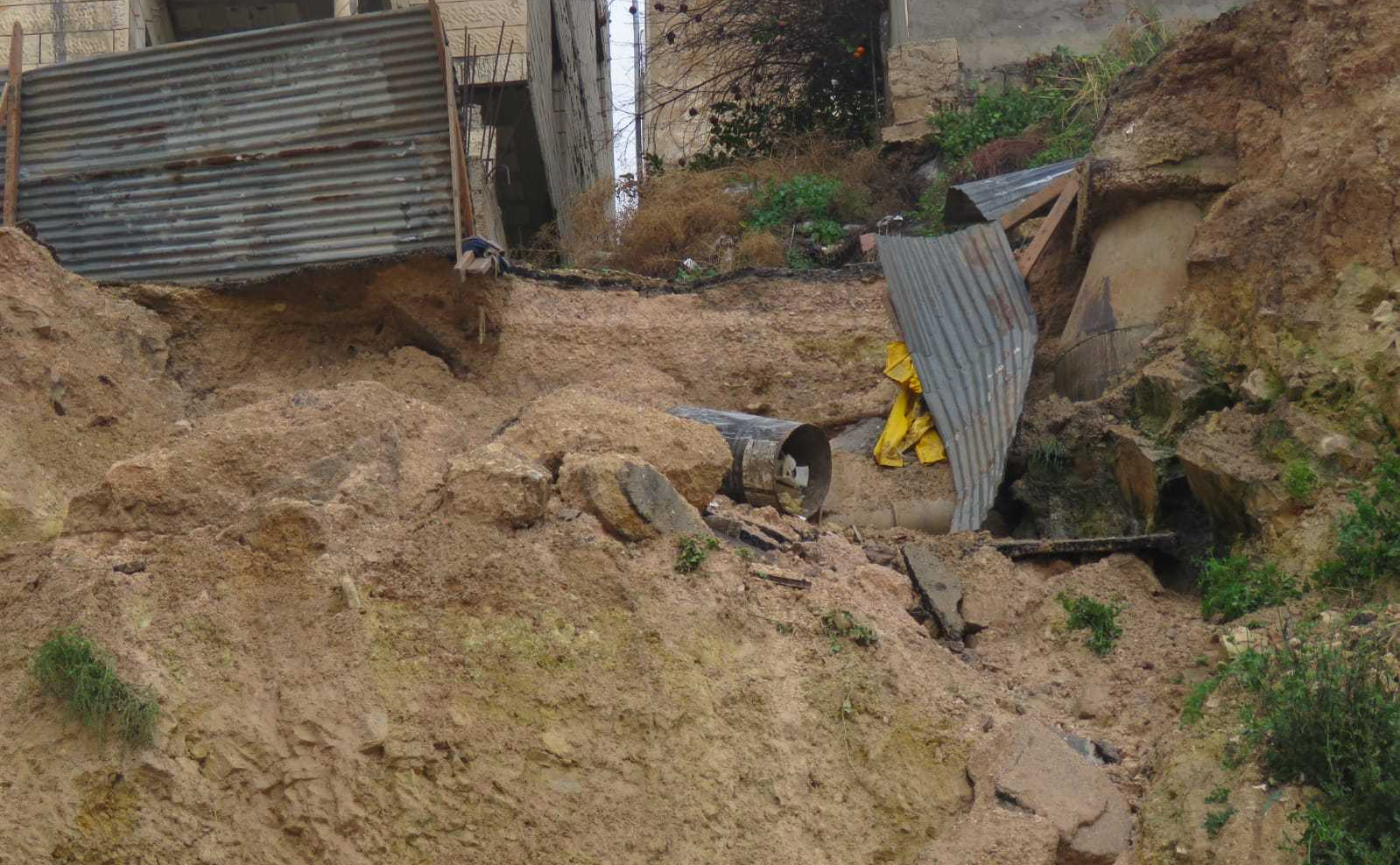 بلدية جرش تغلق شارع الغزالي بسبب الانهيارات