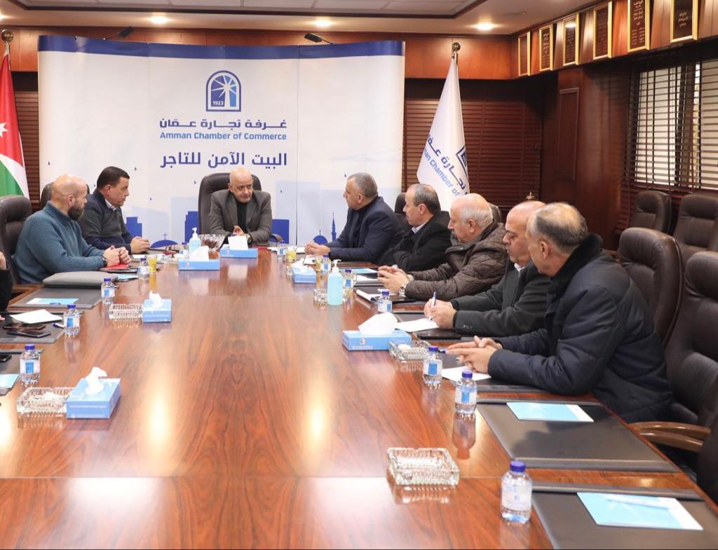 تجارة عمان تتابع قرار إزالة اللوحات الإعلانية على الطرق الخارجية