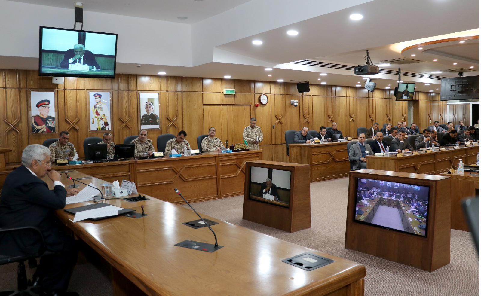 النسور يحاضر في كلية الدفاع الوطني الملكية