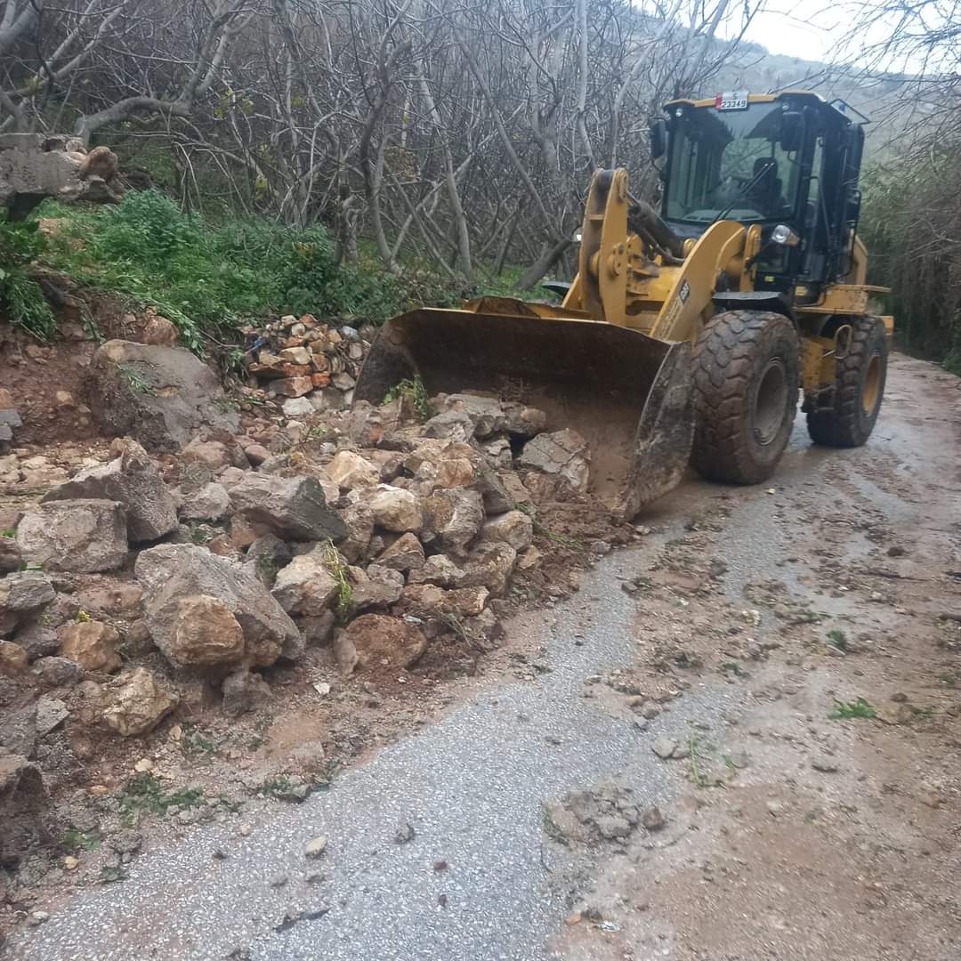 فتح عبارات طرق خلال المنخفض الجوي بالكورة