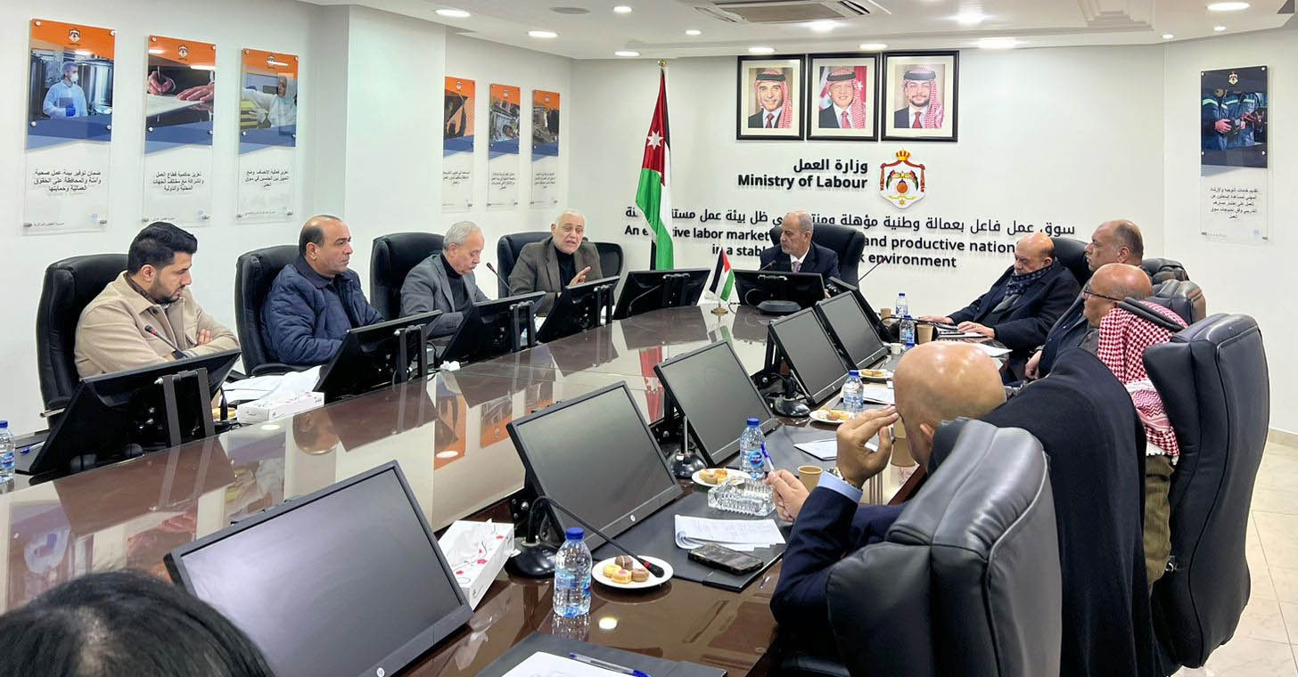 اللجنة الثلاثية لشؤون العمل تبقي على الحد الأدنى للأجور