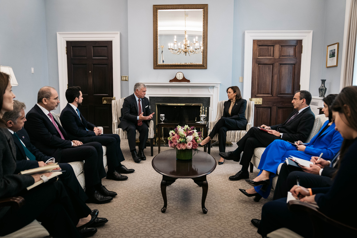 الملك يعقد لقاء مع نائبة الرئيس الأمريكي