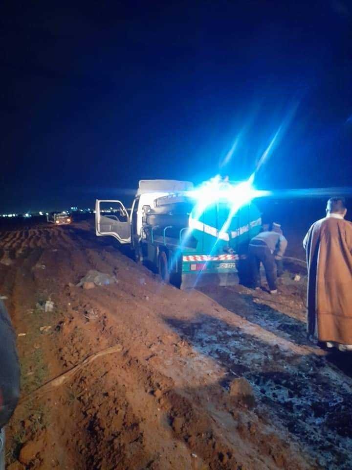 بلدية المفرق الكبرى تقوم بسحب صهاريج مياه عالقة على اوتوستراد المفرق