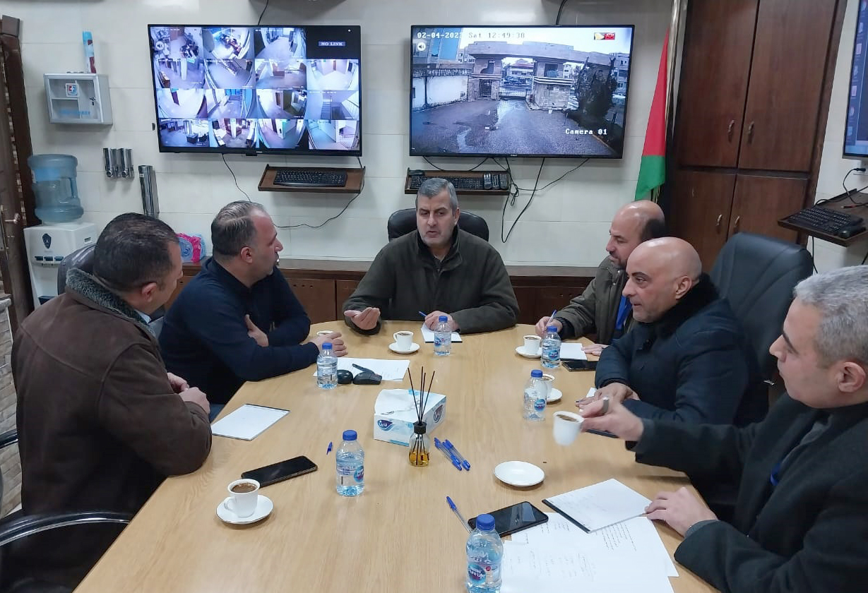 الخرابشة يتابع من مركز مراقبة "الطاقة والمعادن" أداء شركات الكهرباء