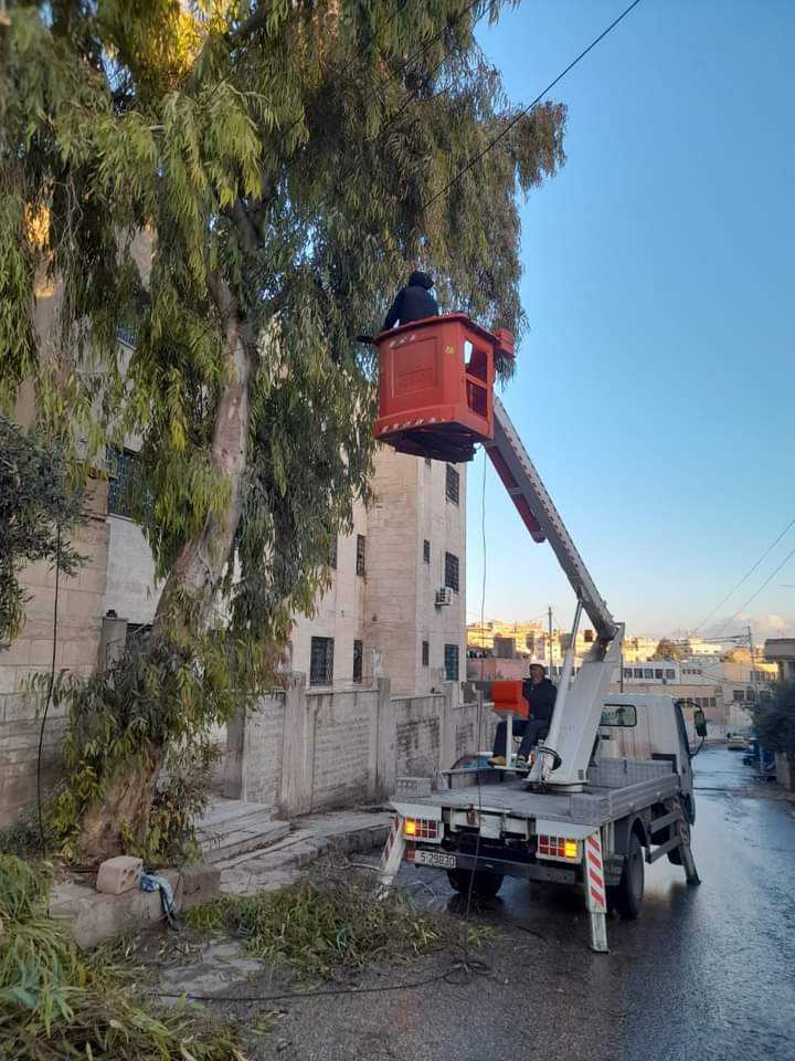بلدية الرصيفة تنفذ حملة تقليم للأشجار استعدادا للحالة الجوية المتوقعة