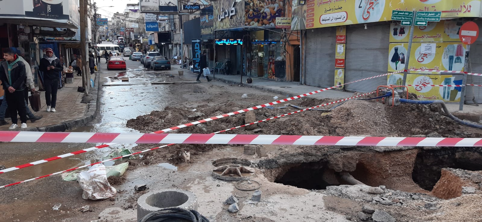 مطالب بحلول جذرية لفيضان الصرف الصحي بشارع ايدون وسط إربد التجاري
