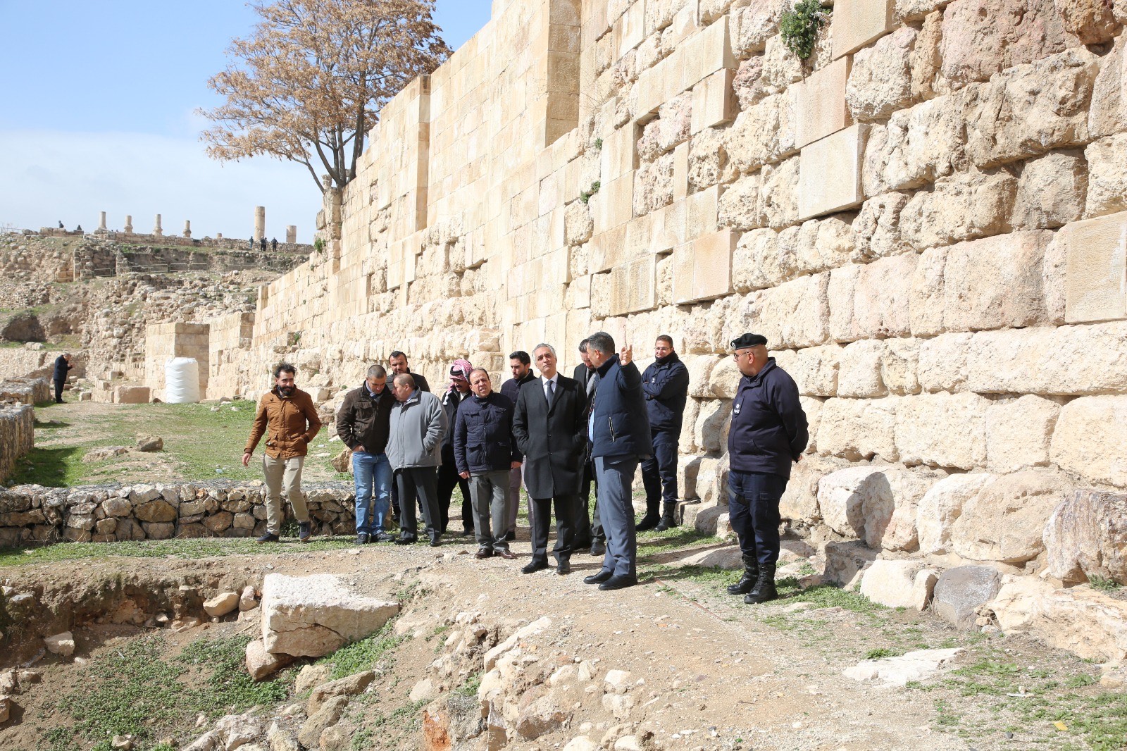 القيسي يتابع سير العمل بمشروعي تأهيل مسار السفح الجنوبي ومتاحف بالمدرج الروماني