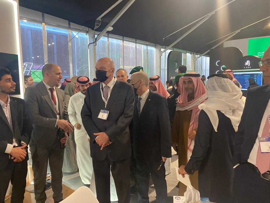 الفايز يزور الجناح الأردني بمعرض تكنولوجيا المعلومات وتقنياتها في السعودية