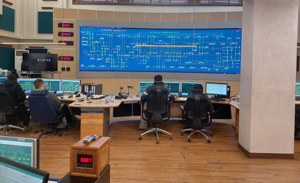 الخرابشة يتفقد مركز المراقبة والتحكم في شركة الكهرباء الوطنية