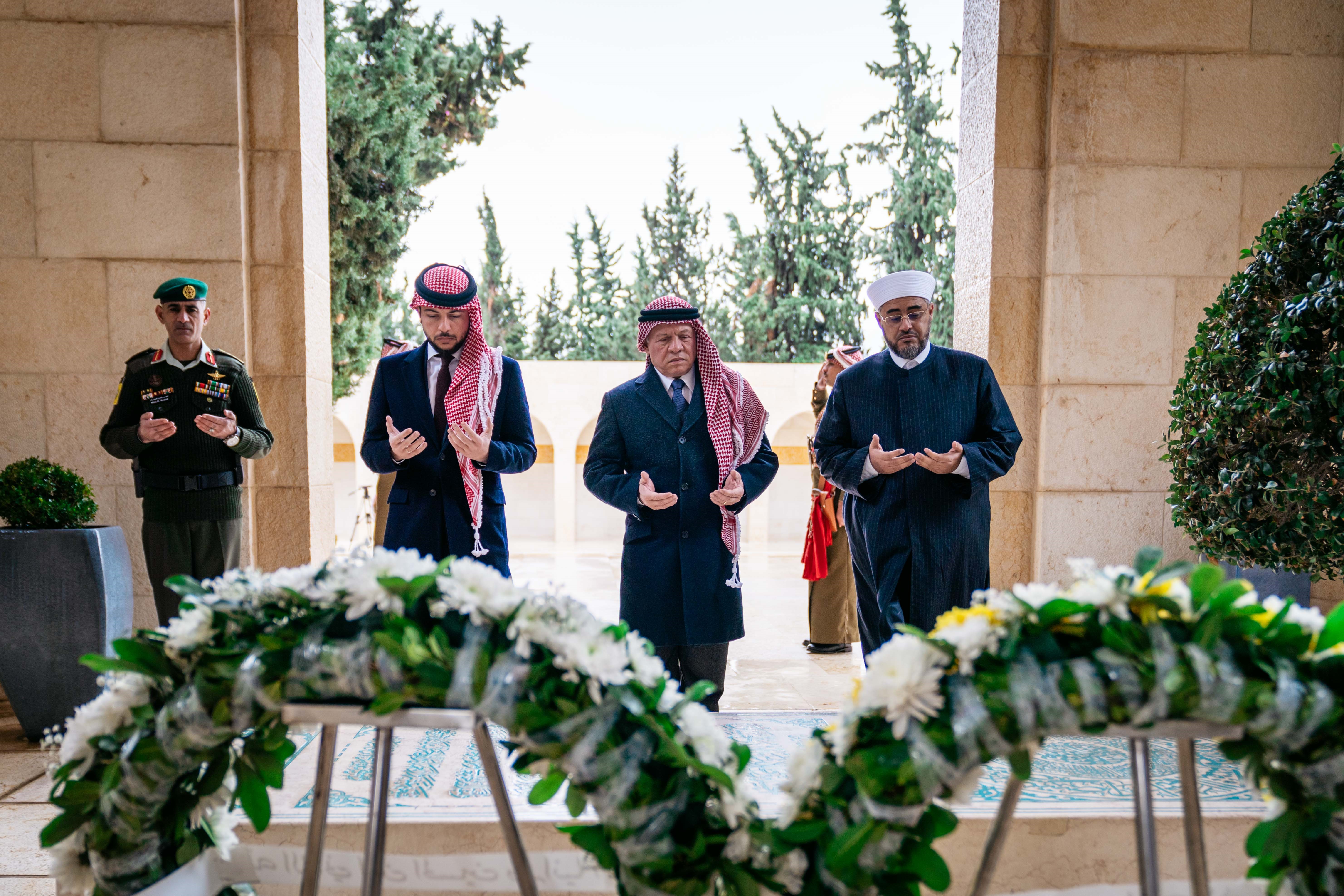 الملك وولي العهد يزوران ضريح الملك الحسين