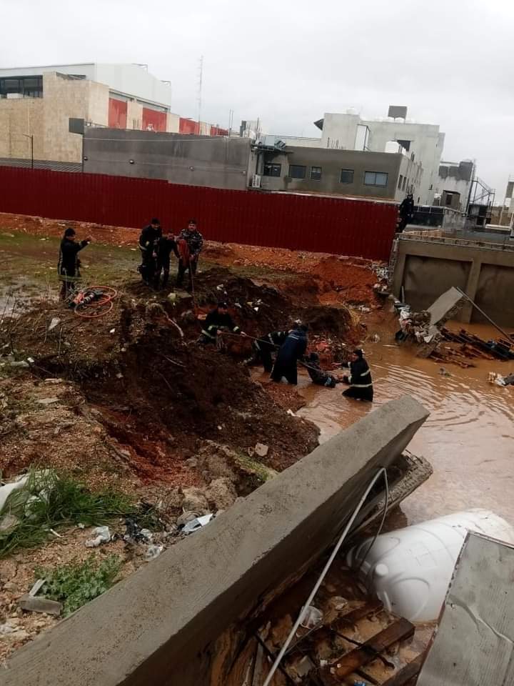 إربد: انهيار جدار استنادي لمبنى تجاري لارتفاع منسوب المياه