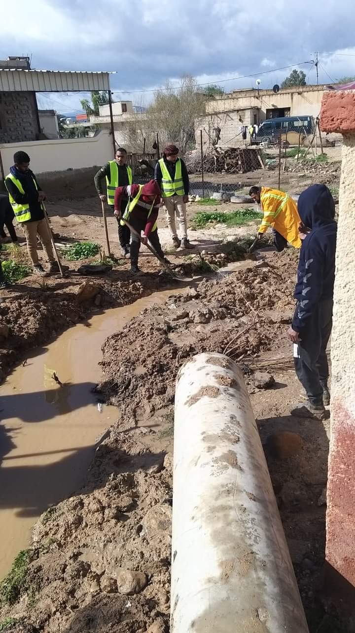 بلدية دير علا تتعامل مع تجمعات لمياه الأمطار