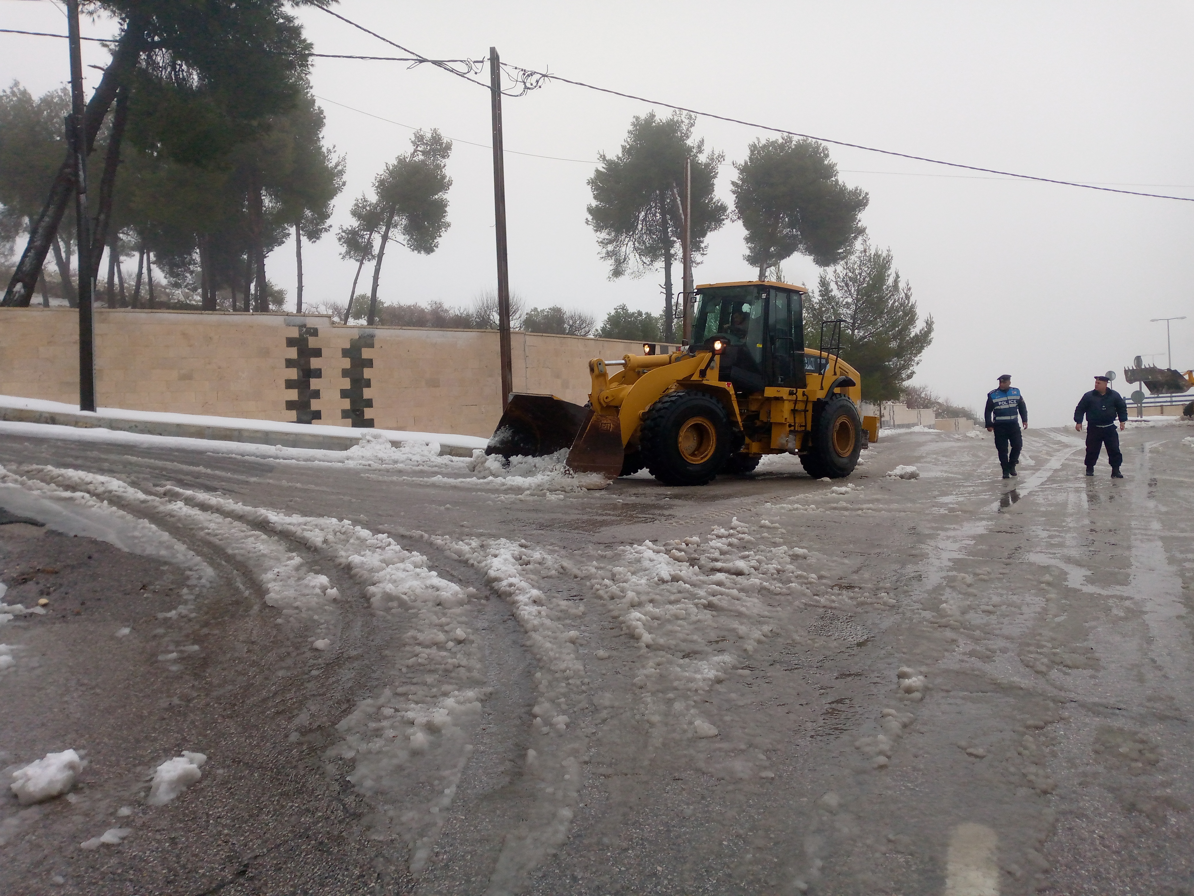 بلدية الفحيص تتعامل مع تراكم ثلوج بمنطقة البكالوريا