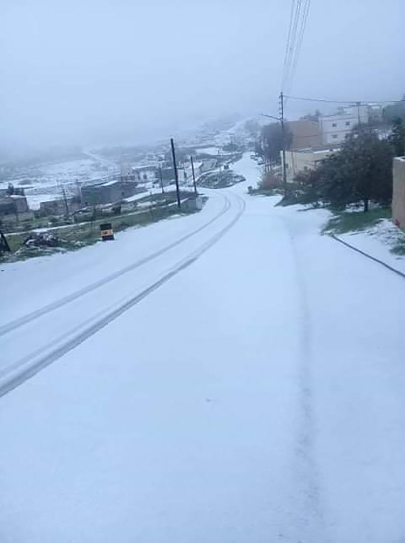 الطفيلة تكتسي حلة بيضاء