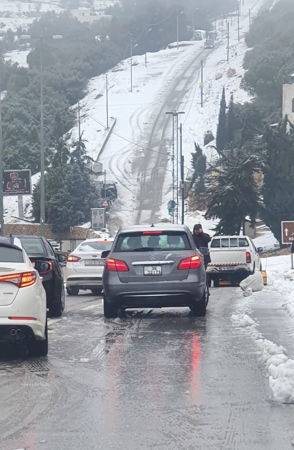 الفحيص: تحذيرات من الجليد والانزلاقات على طريق البكالوريا