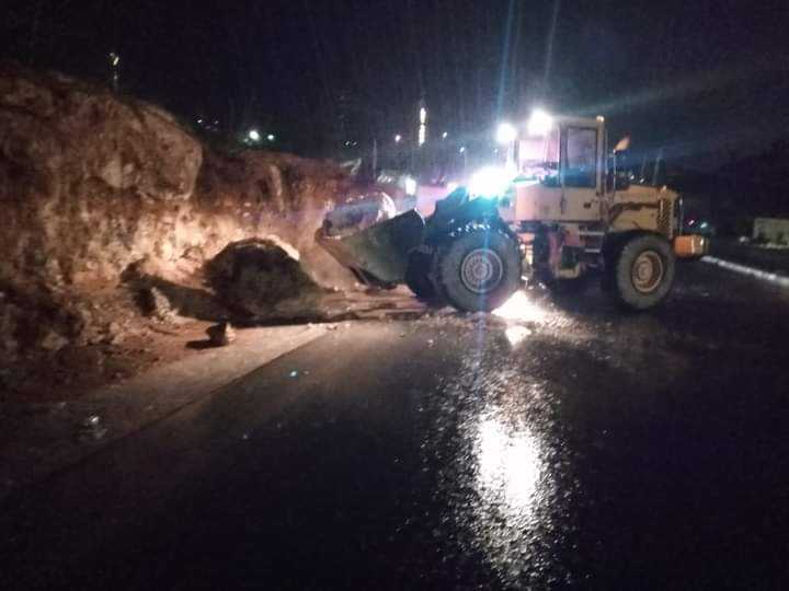 بلدية بيرين تتعامل مع انهيارات صخرية وإغلاق طرق بسبب تراكم الثلوج