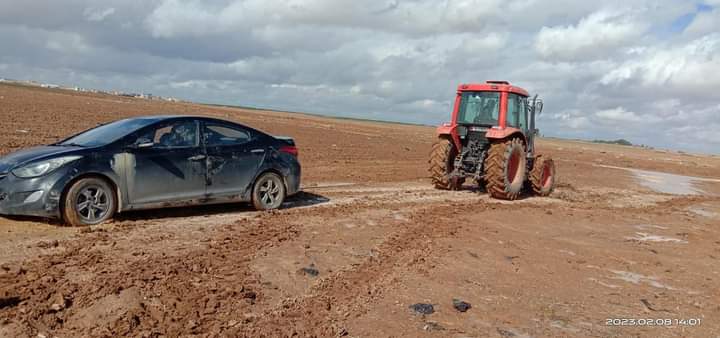 بلدية المفرق تسحب مركبات علقت في الوحل