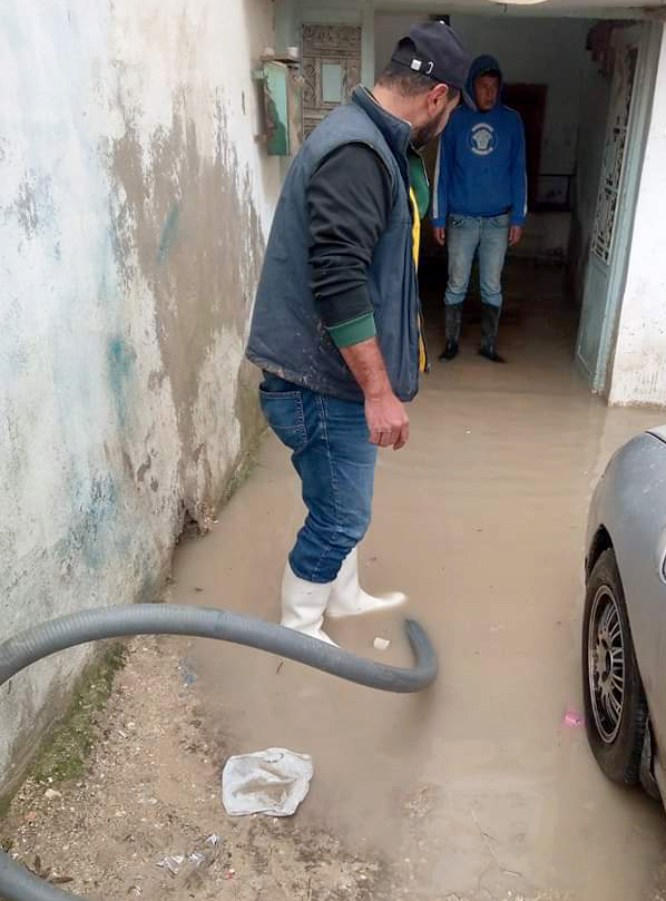 بلدية السرو تتعامل مع مداهمة مياه أمطار لمنازل