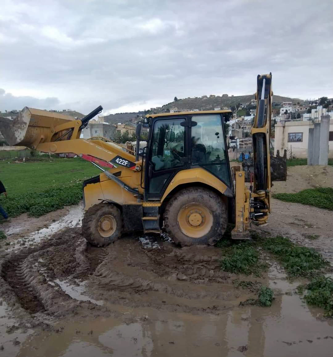 بلدية طبقة فحل تتعامل مع انجرافات السيول واغلاقات عبارات تصريف الأمطار