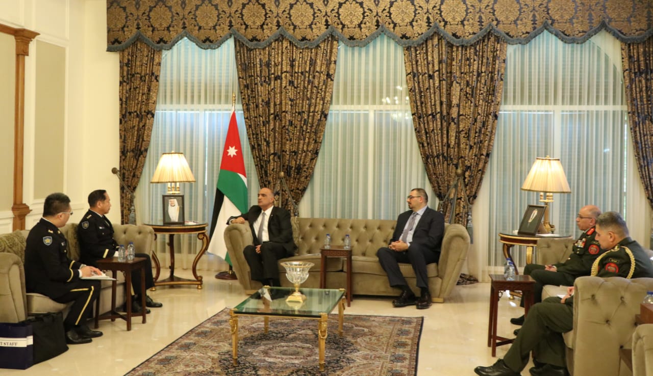 رئيس الوزراء يلتقي رئيس هيئة الأركان المشتركة لقوات الدفاع الذاتي الياباني