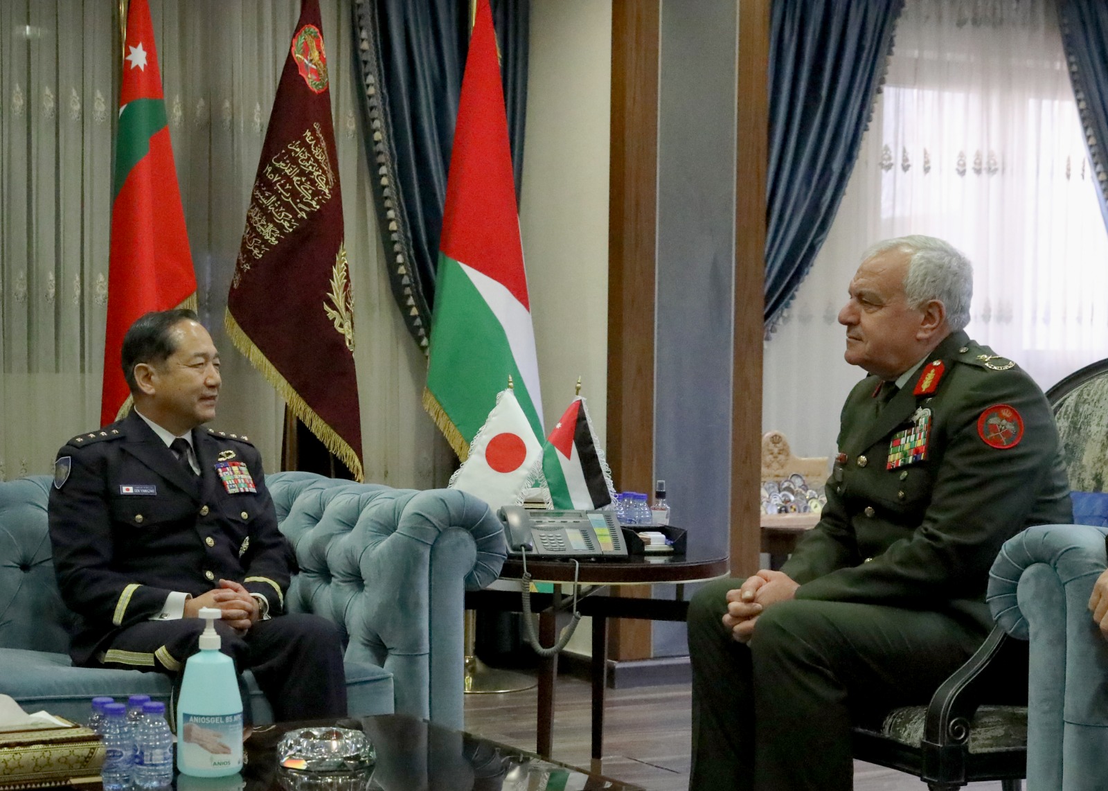 الحنيطي يستقبل رئيس هيئة الأركان لقوات الدفاع الذاتي الياباني