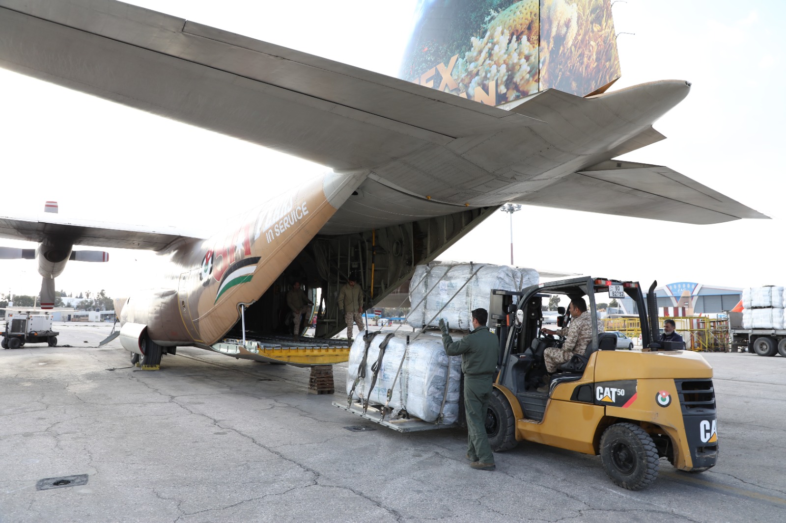 الخارجية:تسيير طائرتين تنقلان 480 خيمة إلى مطار اضنه التركي