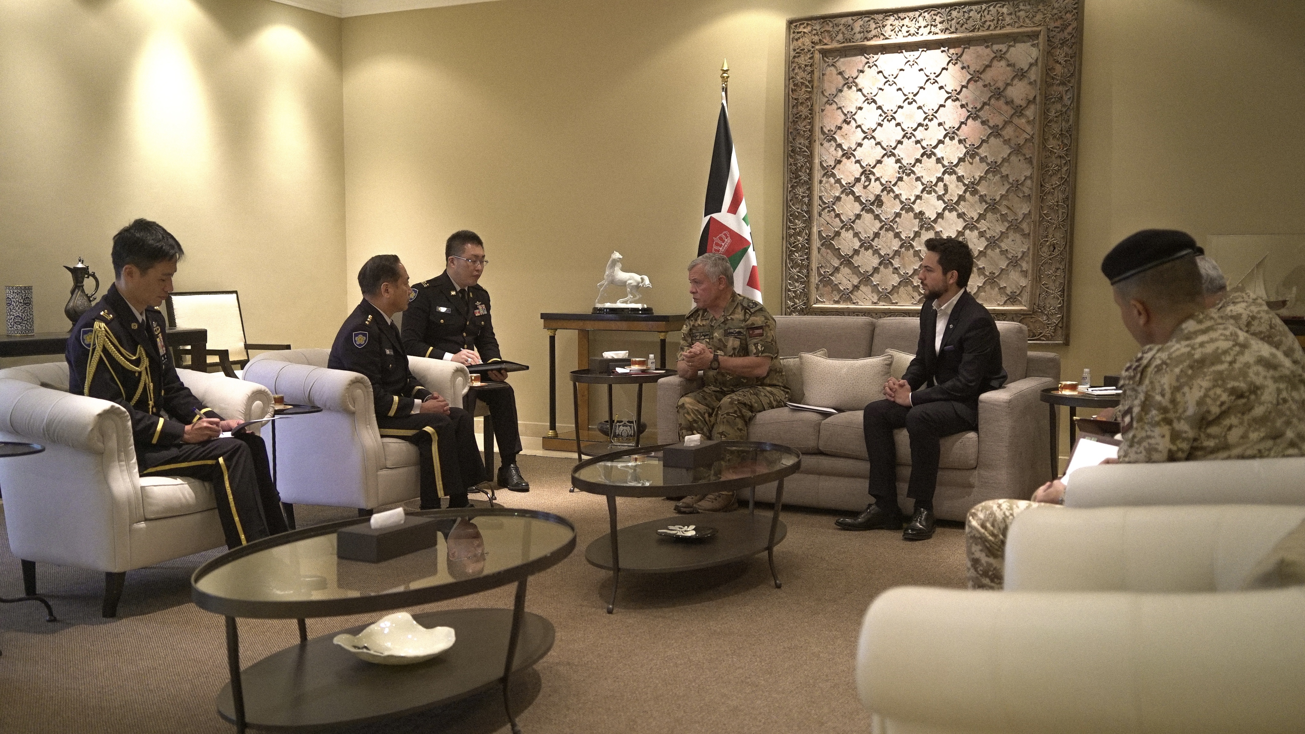 الملك يستقبل رئيس هيئة الأركان المشتركة لقوات الدفاع الذاتي الياباني (موسع )