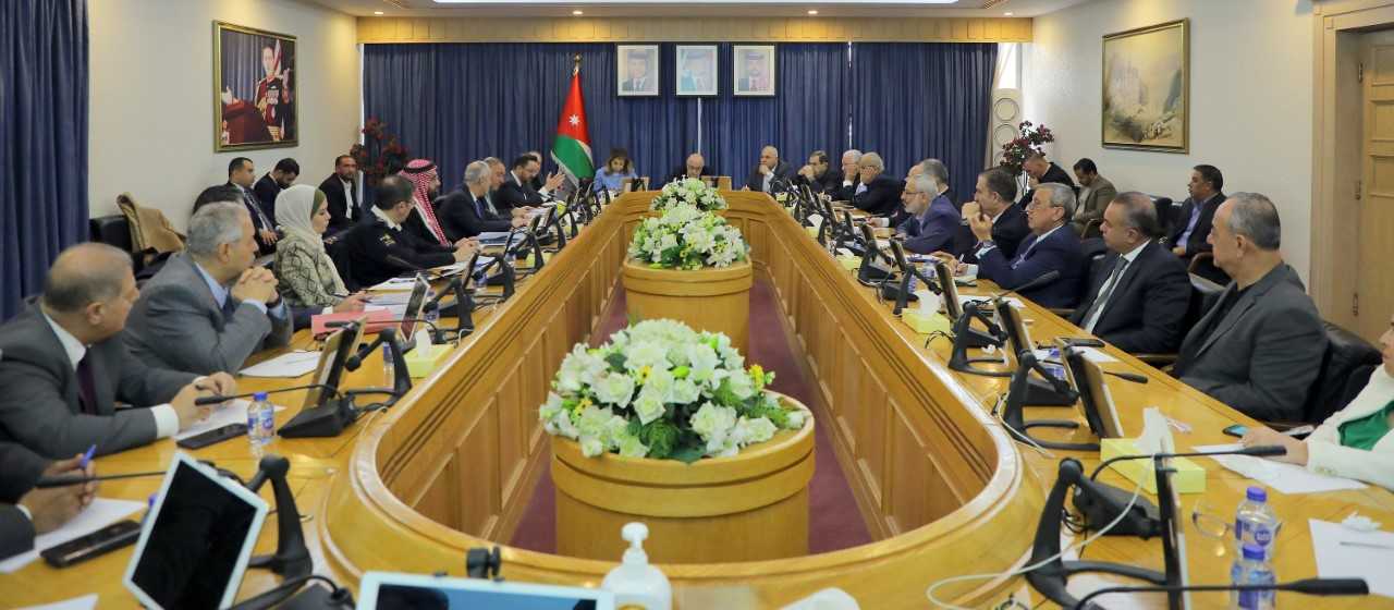 مالية الأعيان تطلع على خطط وزارة المالية وبرامجها