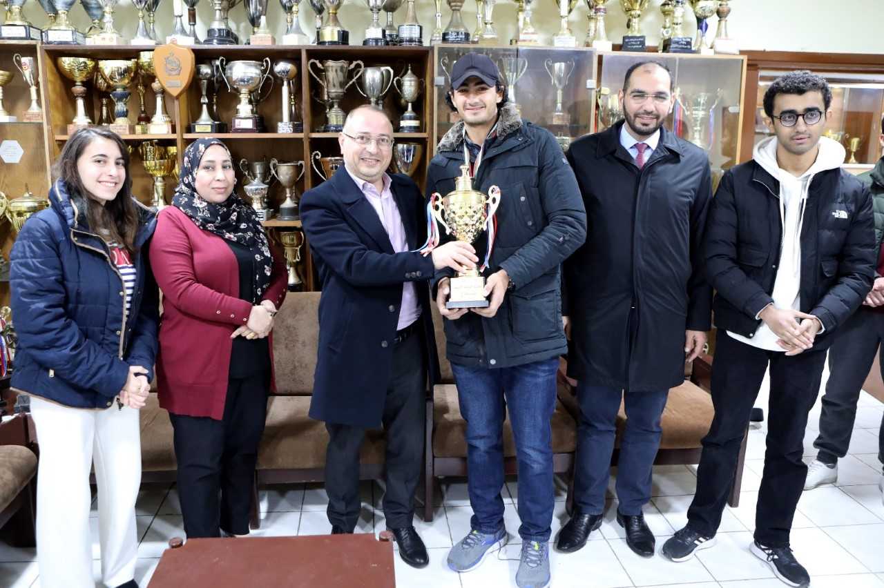 تتويج الفائزين ببطولة الجامعة الأردنية الأولى للشطرنج